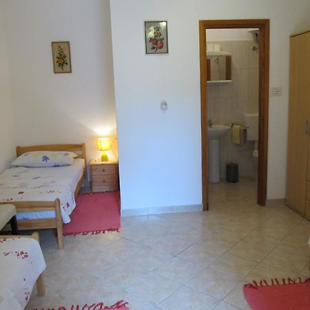 Apartments Vesna With Pool - New! Sveti Lovreč Pazenatički Rom bilde