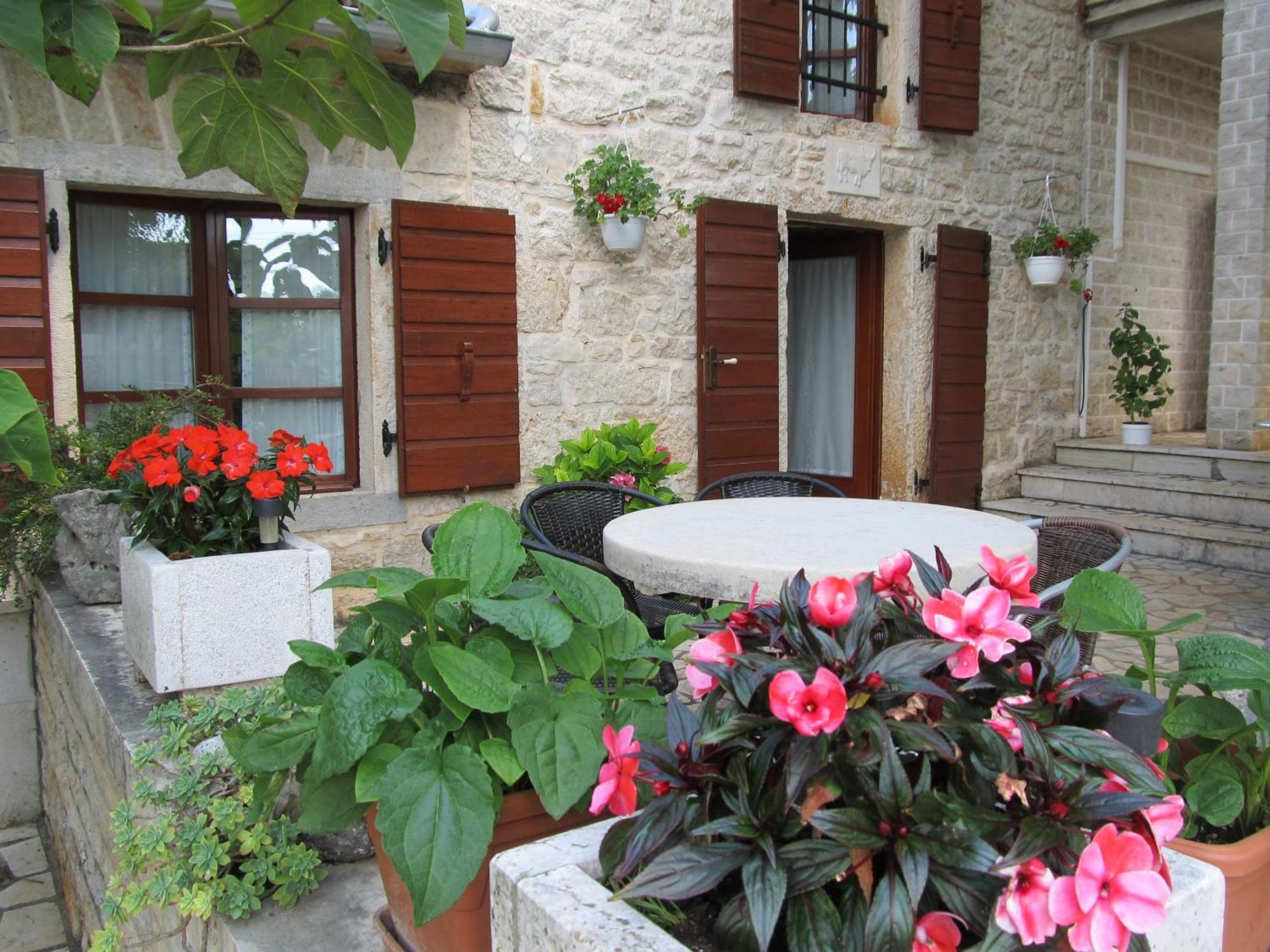 Apartments Vesna With Pool - New! Sveti Lovreč Pazenatički Rom bilde